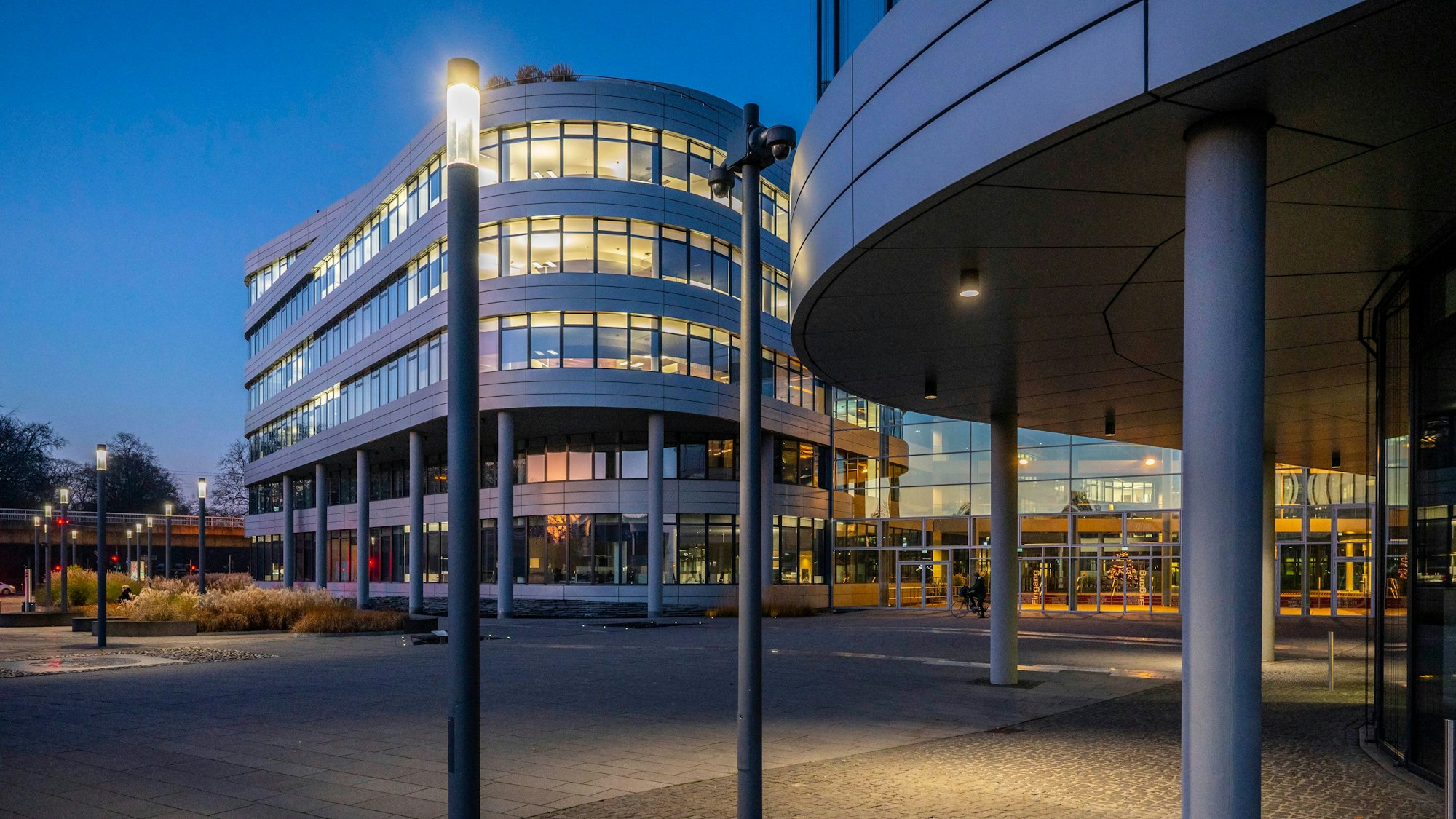 Die Zentrale der Rhein-Energie AG am Parkgürtel am Abend.