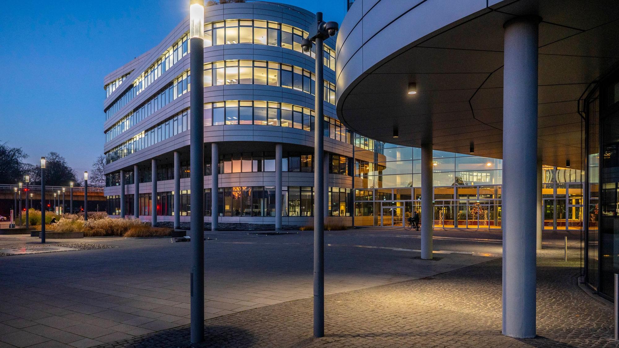Die Zentrale der Rhein-Energie AG am Parkgürtel am Abend.