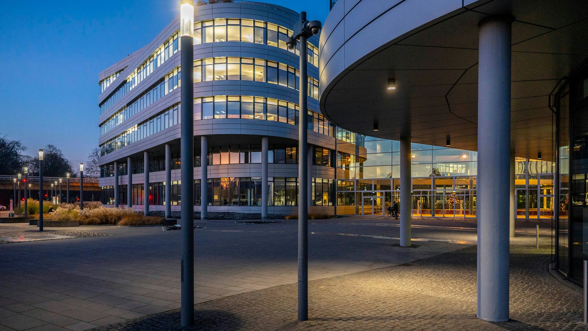 Die Zentrale der Rhein-Energie AG am Parkgürtel am Abend.