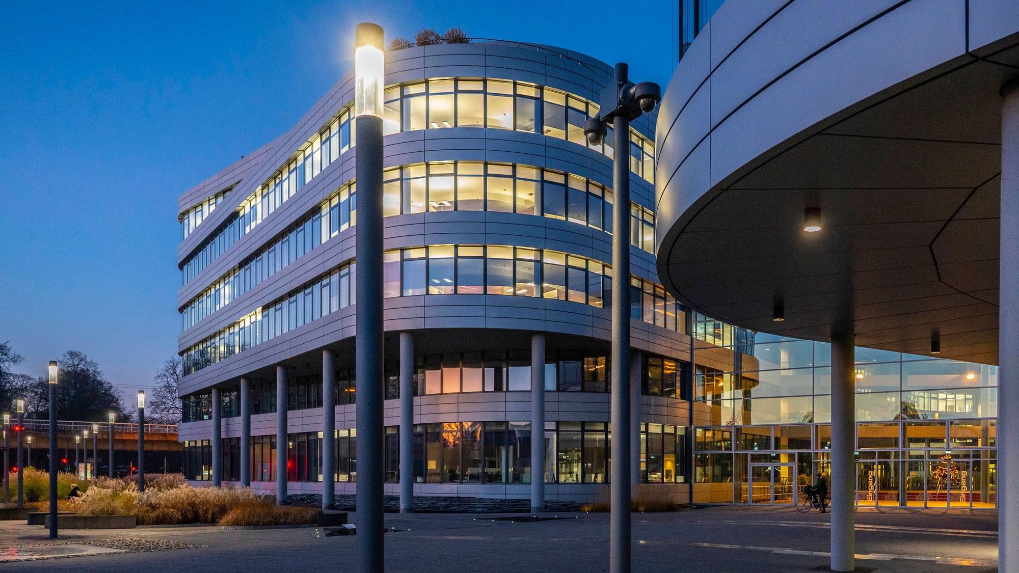 Die Zentrale der Rhein Energie AG am Parkgürtel am Abend.