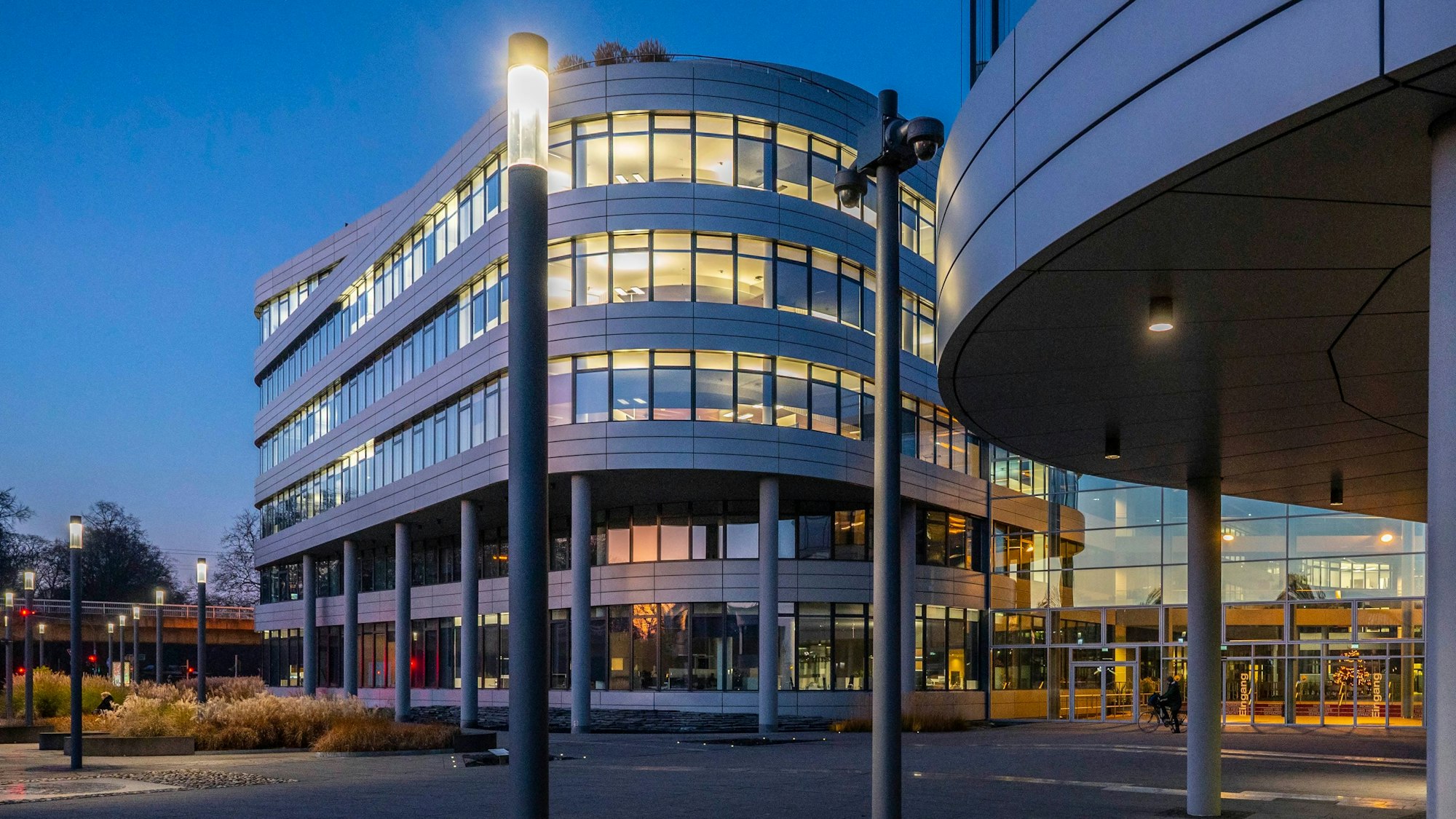 Die Zentrale der Rhein Energie AG am Parkgürtel am Abend.