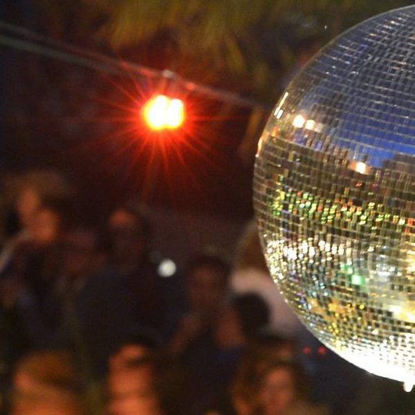 Nachtschwärmer tanzen in der Strandbar Mitte in Berlin unter freiem Himmel.