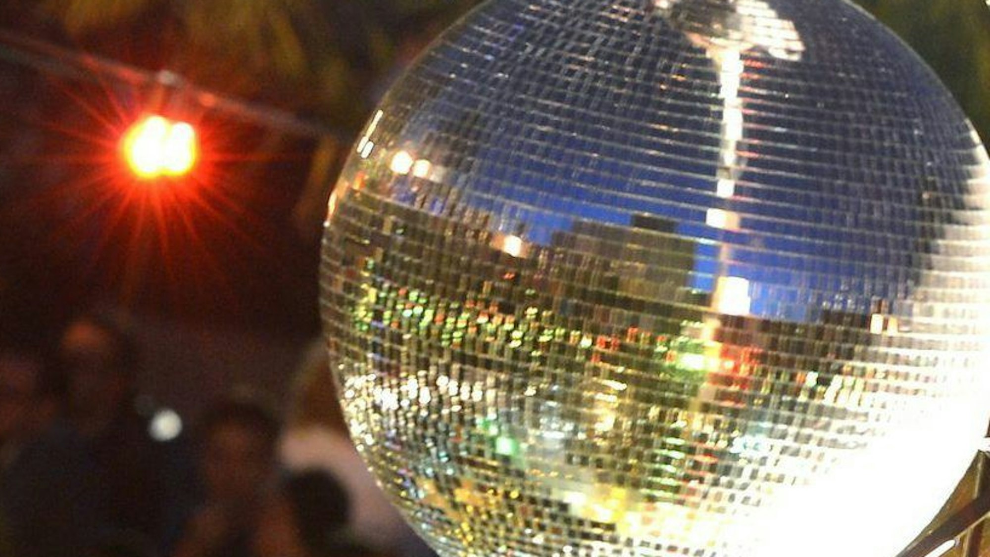 Nachtschwärmer tanzen in der Strandbar Mitte in Berlin unter freiem Himmel.