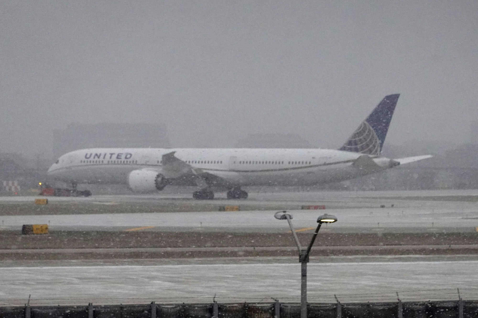 Eine Maschine von United Airlines landet auf dem Flughafen Chicago O'Hare. (Archivbild)