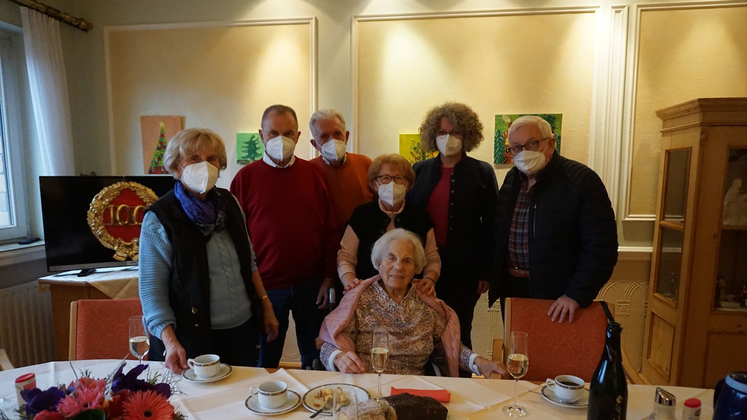 Margareta Kuhr (Mitte), hier im AWO-Altenzentrum im Januar 2023, wird 100 Jahre alt und feiert den Geburtstag im Kreis der Familie.