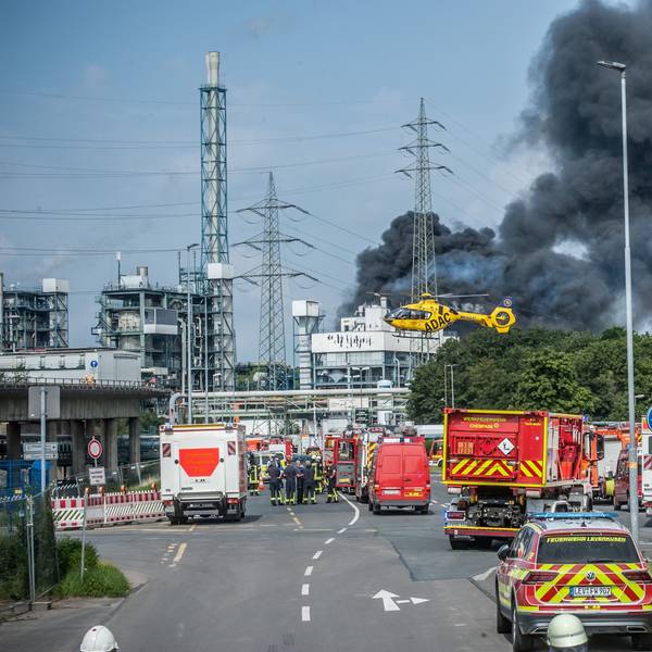 Feuerwehr, Rettungsfahrzeuge und ein Hubschrauber sind nach der Explosion in Bürrig vor der stark qualmenden Sondermüllverbrennung zu sehen