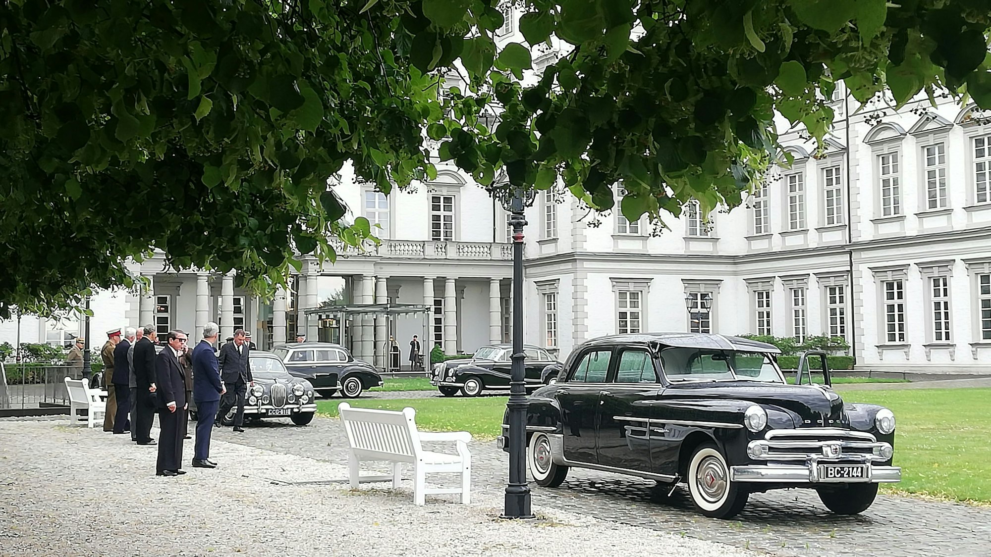 Limousinen und Komparsen in Uniformen im barocken Schlosshof von Schloss Bensberg.