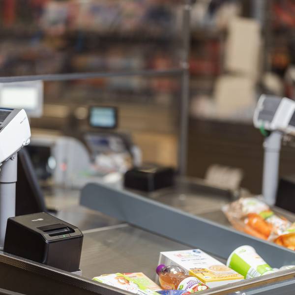 Aldi Süd verändert sein Kassensystem ab dem ersten Quartal 2023. Unter anderem werden sogenannte Doppelkassen eingeführt, an denen zwei Kunden gleichzeitig bezahlen können.