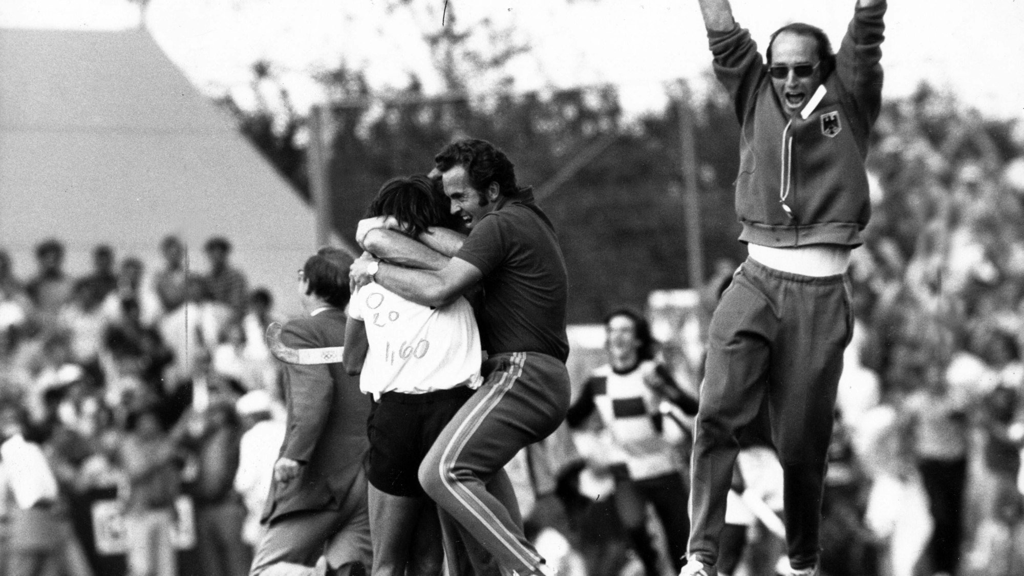 Werner Delmes jubelt nach dem Ende des olympischen Finales bei den Spielen 1972 in München. Die deutsche Hockeymannschaft ist Olympiasieger, es war die erste Goldmedaille einer europäischen Hockeymannschaft in der olympischen Geschichte.
