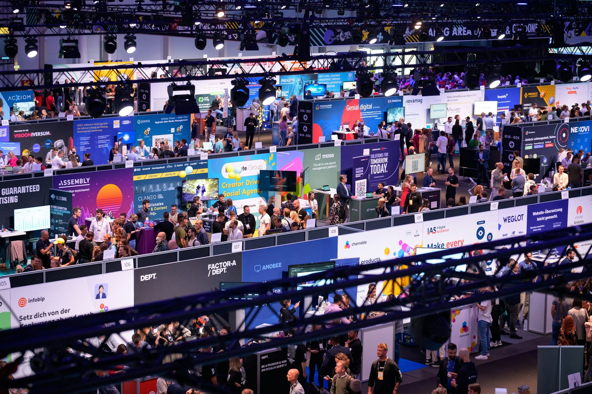 ARCHIV - 18.05.2022, Hamburg: Zahlreiche Teilnehmer besuchen die Stände in der Start-Up-Halle der Digitalmesse OMR. Die Investments in deutsche Start-ups sind nach einem Rekordjahr eingebrochen. (zu dpa «Finanzierungen für deutsche Start-ups brechen ein») Foto: Jonas Walzberg/dpa +++ dpa-Bildfunk +++