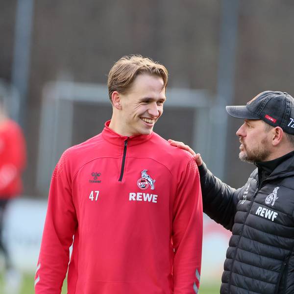 Mathias Olesen im Gespräch mit dem Kölner Trainer Steffen Baumgart, der die Hand auf die Schulter des FC-Mittelfeldtalents gelegt hat.