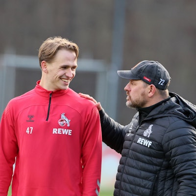 Mathias Olesen im Gespräch mit dem Kölner Trainer Steffen Baumgart, der die Hand auf die Schulter des FC-Mittelfeldtalents gelegt hat.