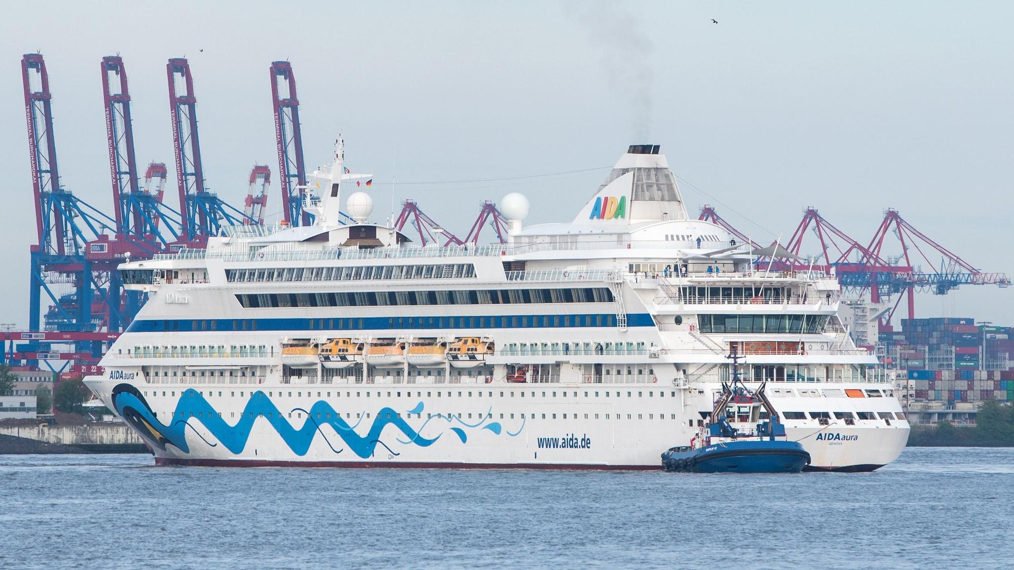 Das Kreuzfahrtschiff „AIDAaura“ steht vor großen Kränen im Hamburger Hafen.
