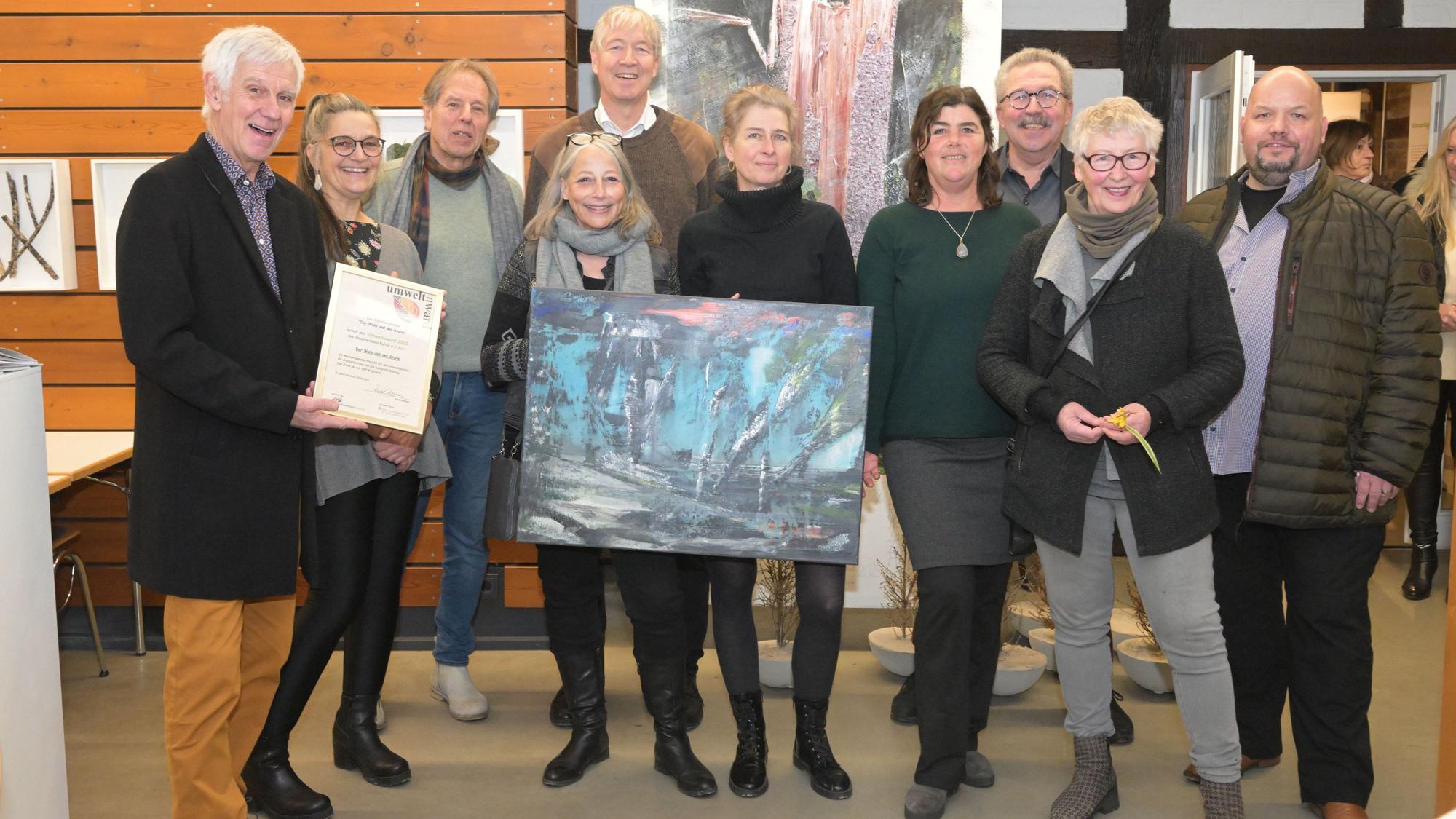 Im Namen des Stadtverbands Kultur übergab der Vorsitzende Heribert Bergermann (l.) den Umwelt-Award an die Künstlergruppe „Der Wald und der Sturm“.