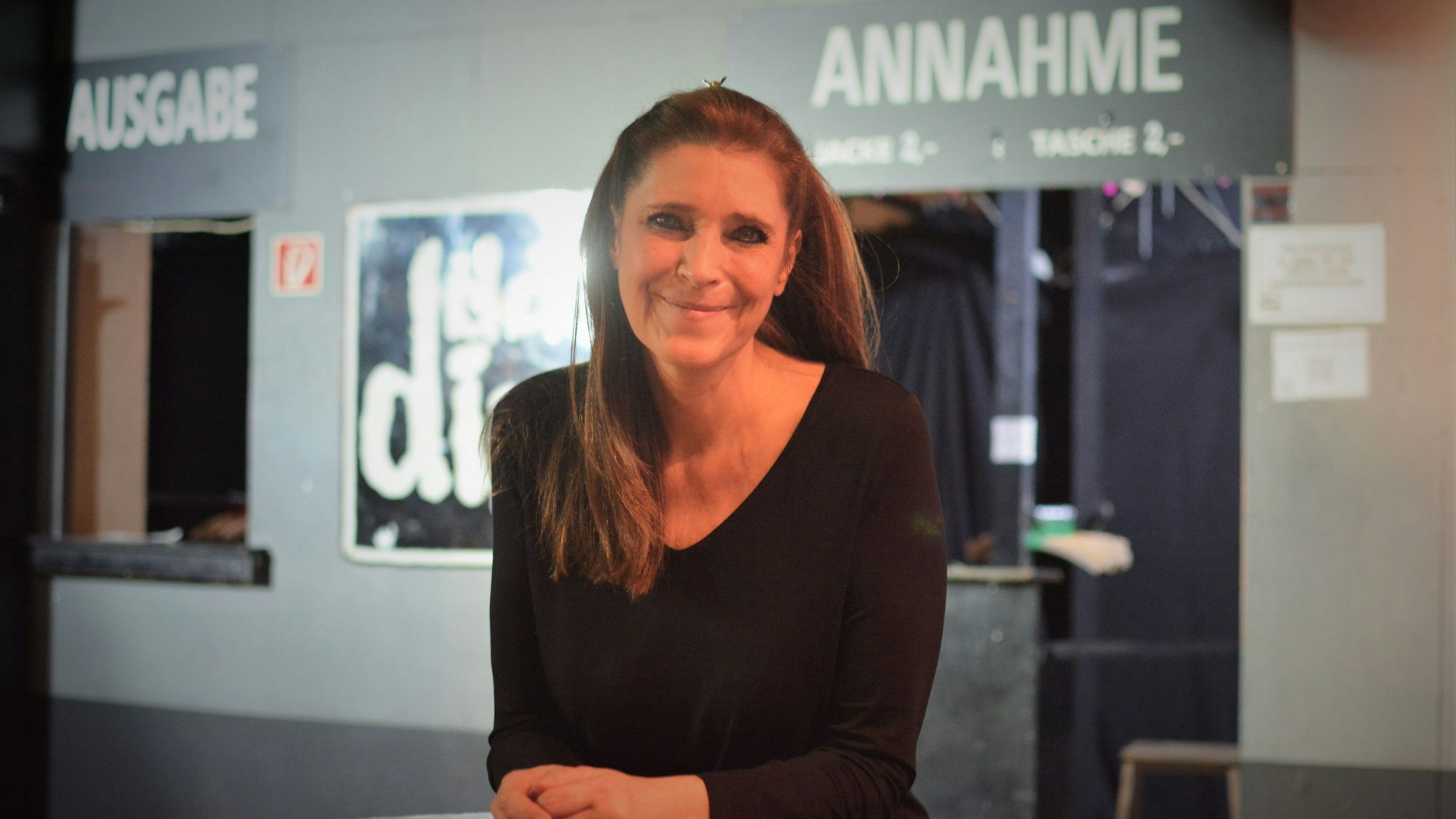 Claudia Wecker lehnt an einem Tresen ihres Clubs „Das Ding“