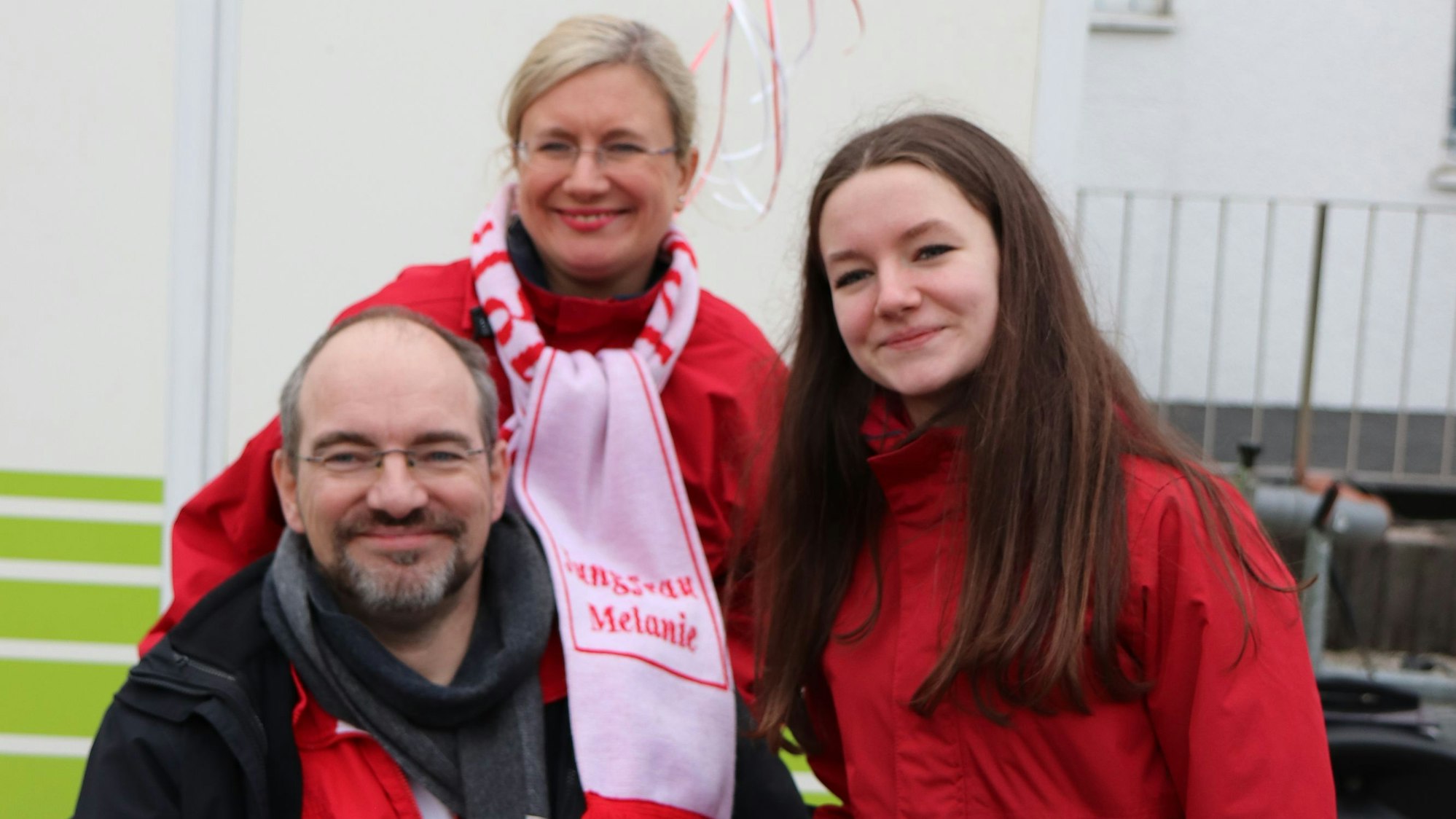 Alexander Pfister im Rollstuhl mit (Jung-) Frau Melanie und Tochter Marie.