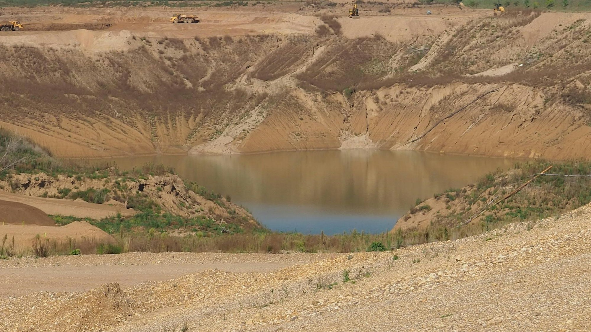 Wie eine Mondlandschaft wirkt das Areal am Fuß der Kiesgrube in Erftstadt-Blessem.