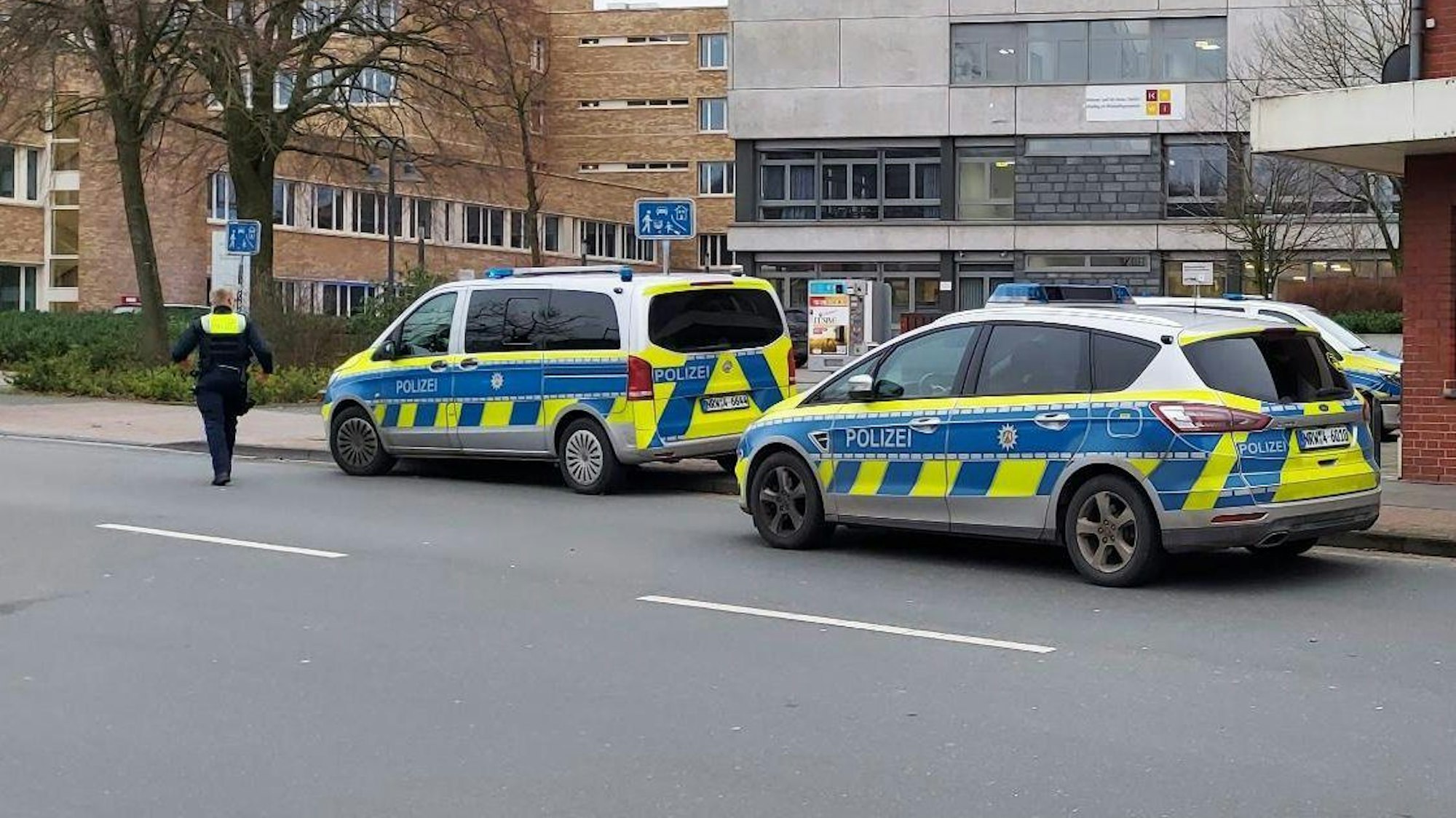 Ein 17-jähriger Schüler soll im münsterländischen Ibbenbüren seine Lehrerin umgebracht haben. Der Jugendliche habe nach der Tat selbst den Notruf gewählt und sich widerstandslos festnehmen lassen, sagte ein Sprecher der Staatsanwaltschaft in Münster am Dienstagabend. Die Tat habe sich an einem Berufskolleg ereignet.
