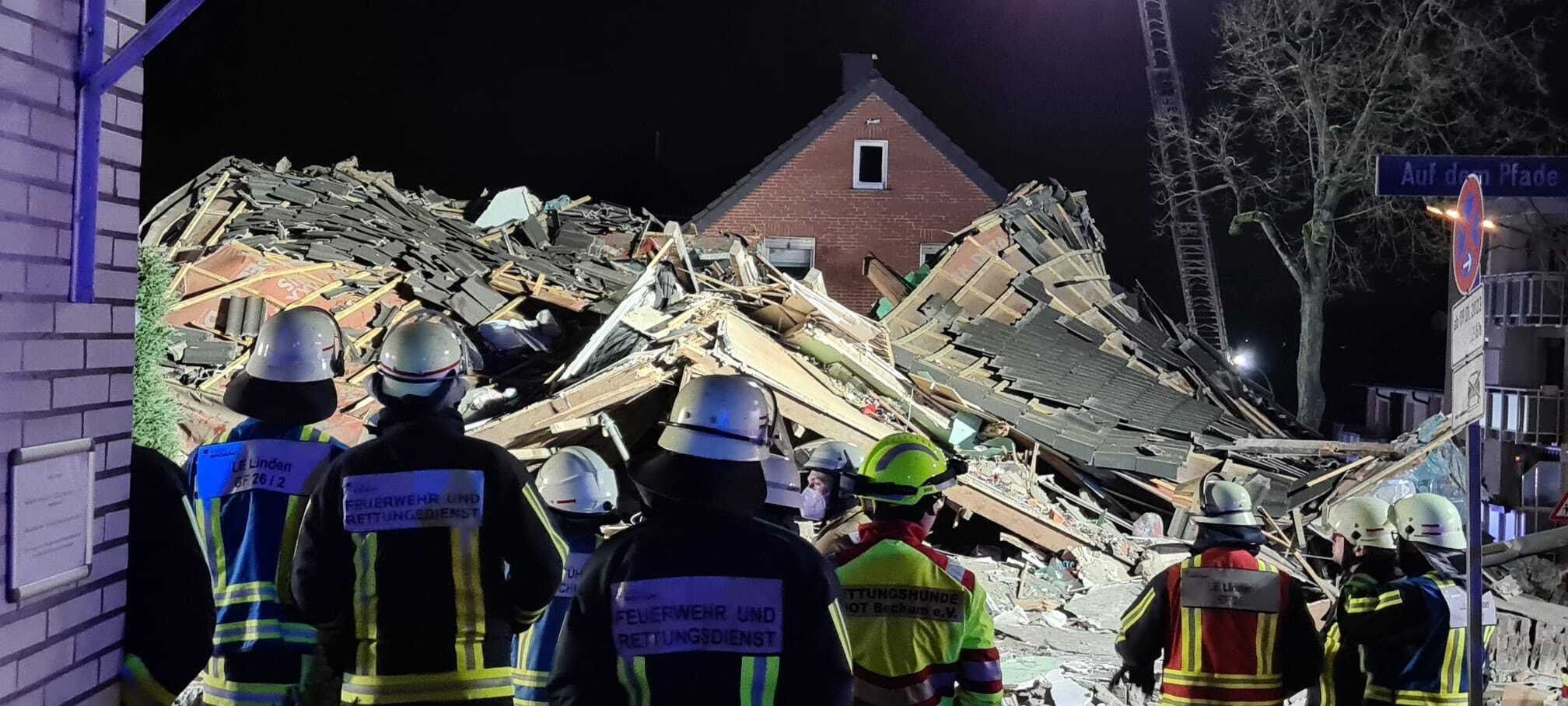 Eine Frau wurde unter den Trümmern begraben und starb. Es handelt sich vermutlich um die Hauseigentümerin.