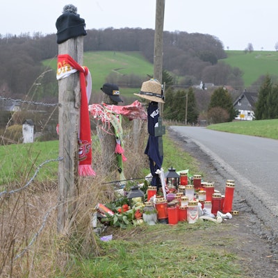 Kerzen, Blumen, Mützen, Schals und weitere persönliche Gegenstände liegen an der Stelle, an der an Neujahr ein Odenthaler starb.