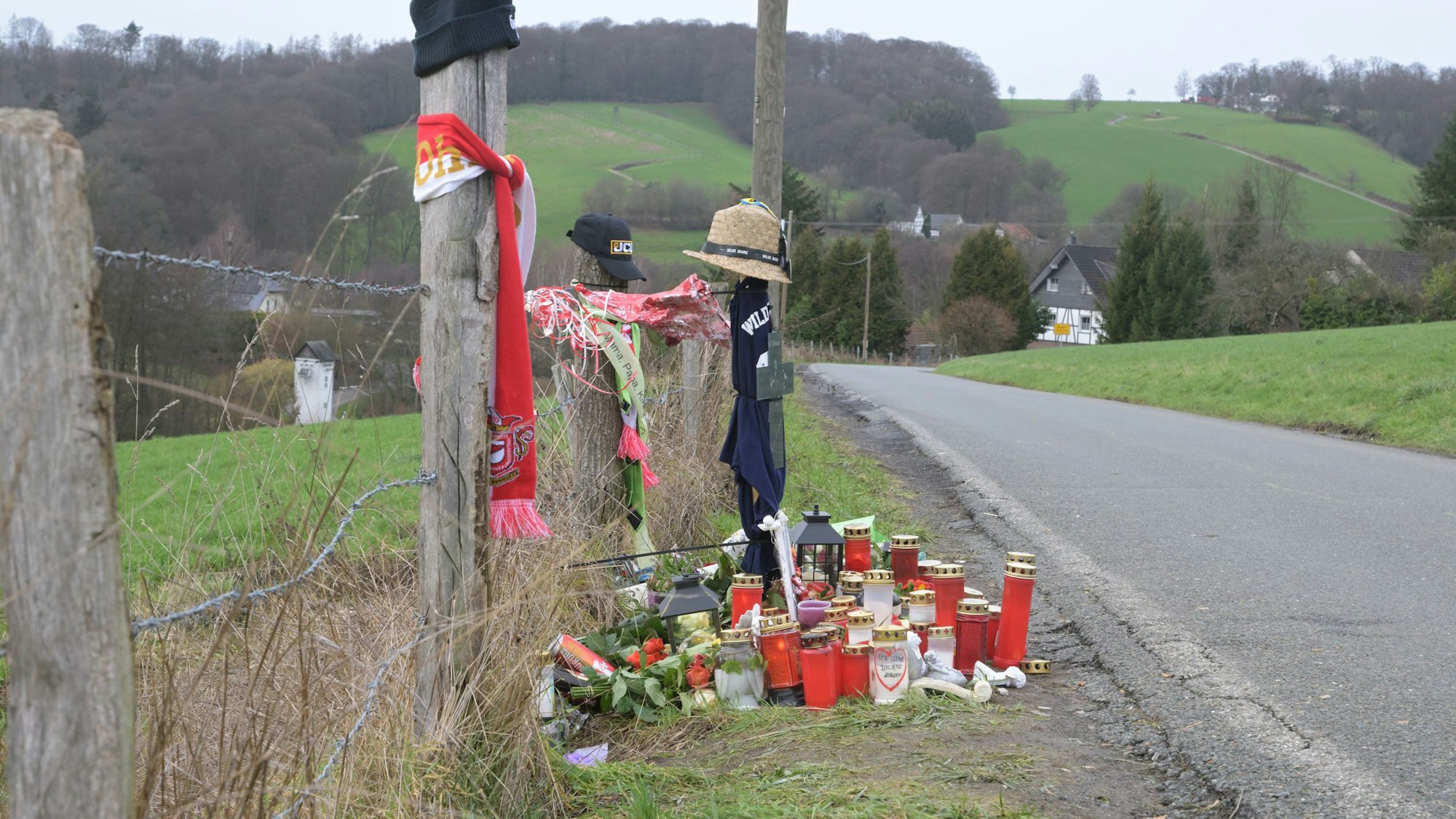 Kerzen, Blumen, Mützen, Schals und weitere persönliche Gegenstände liegen an der Stelle, an der an Neujahr ein Odenthaler starb.