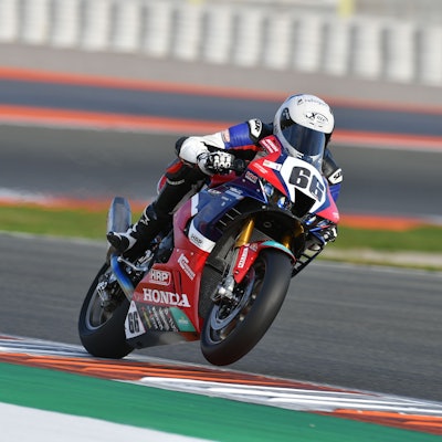 Motorradrennfahrer Florian Alt fährt auf einer Rennstrecke auf einer Honda.