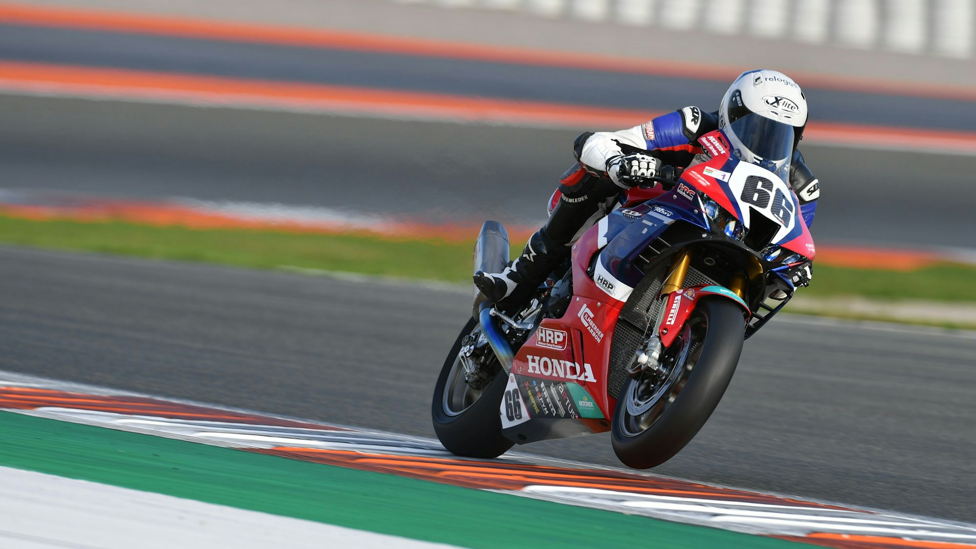 Ein Motorradrennfahrer auf seiner Maschine.