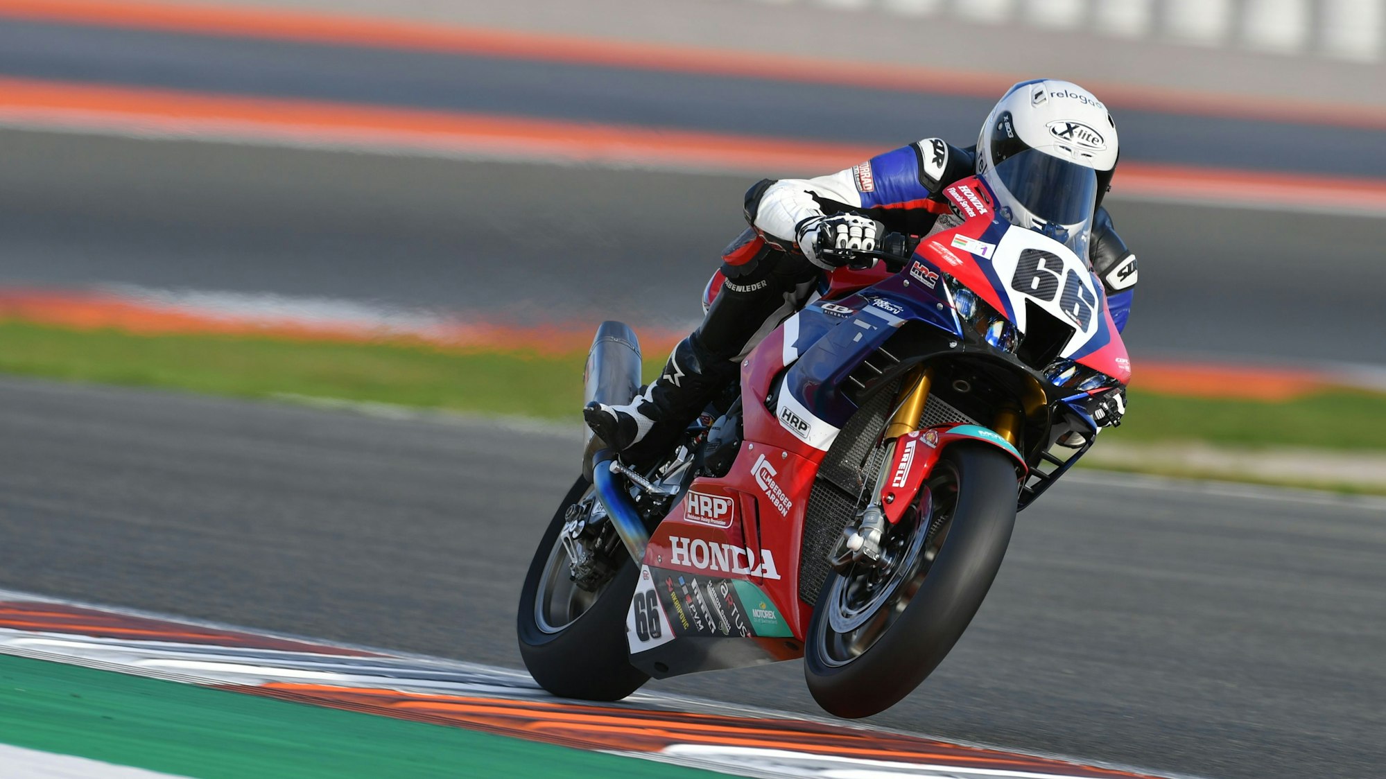 Motorradrennfahrer Florian Alt fährt auf einer Rennstrecke auf einer Honda.