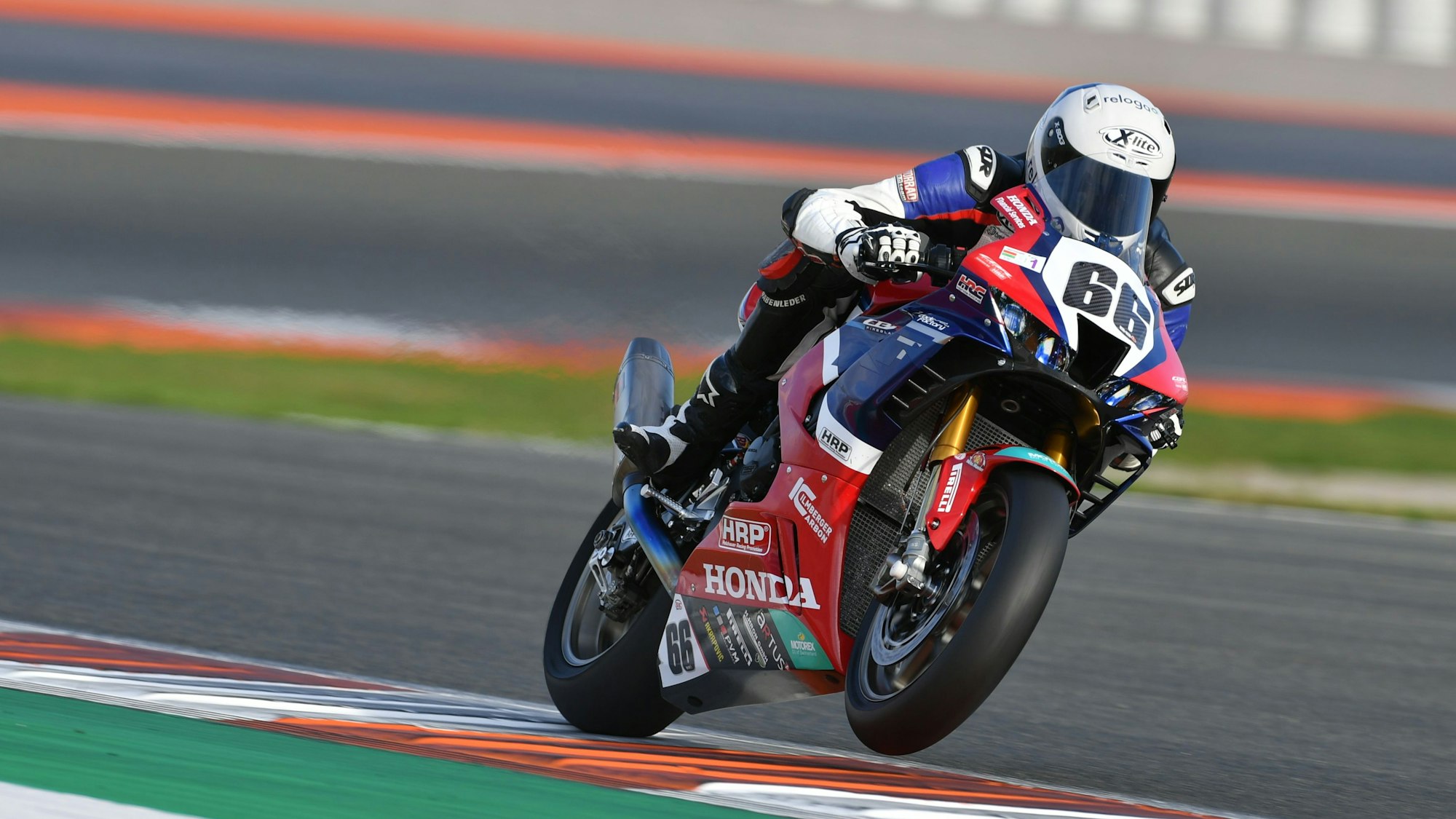 Motorradrennfahrer Florian Alt fährt auf einer Rennstrecke auf einer Honda.