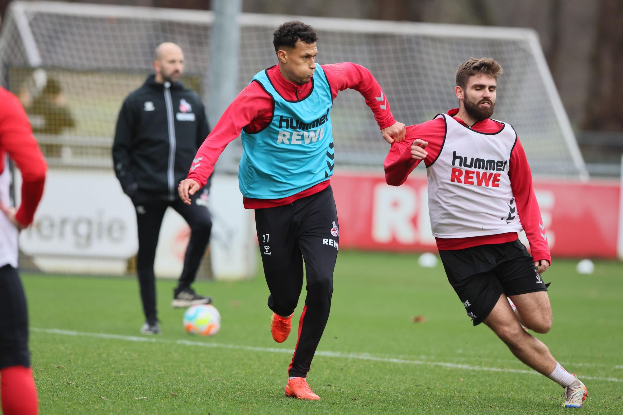 Davie Selke (l.) bestreitet am Mittwoch (11. Januar) wieder Zweikämpfe im Teamtraining.