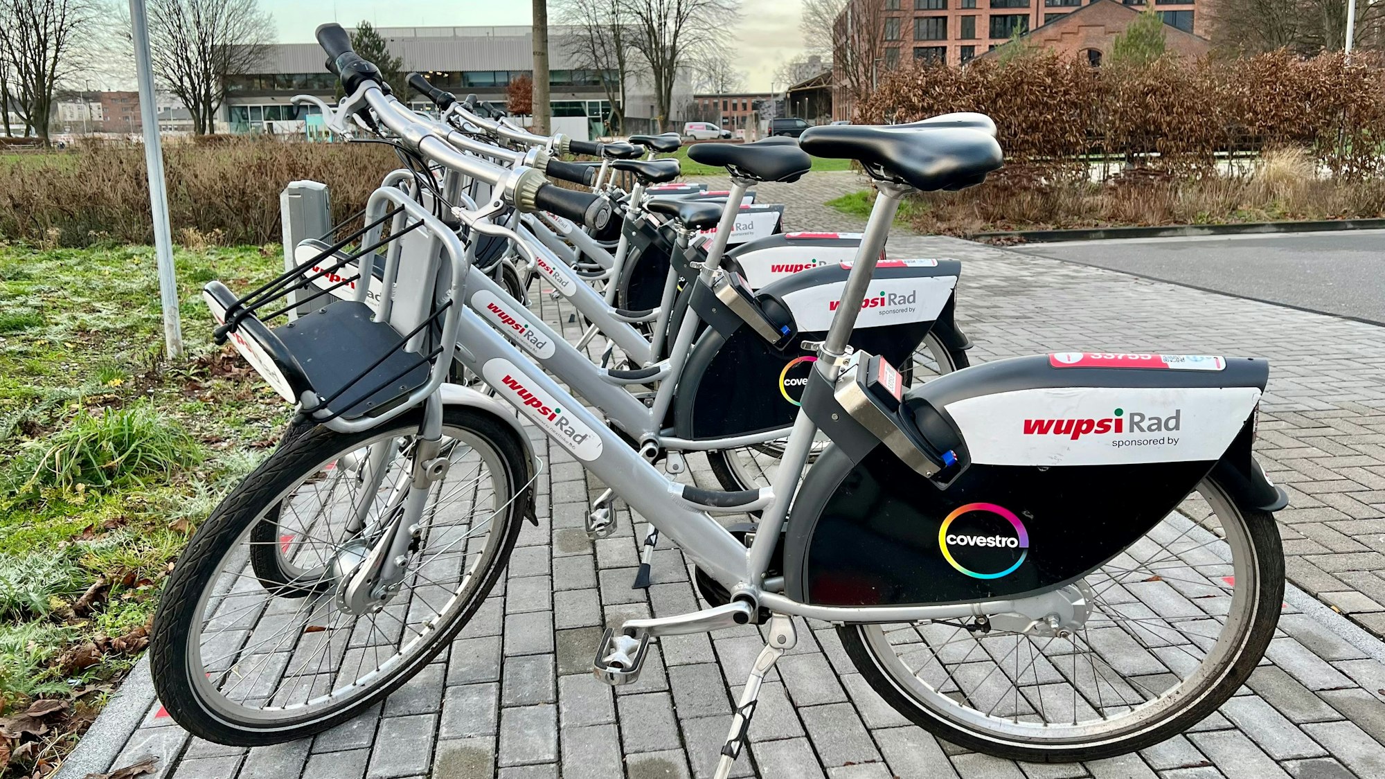 Wupsi-Leihräder an der Mobilitstation in der Neuen Bahnstadt Opladen
