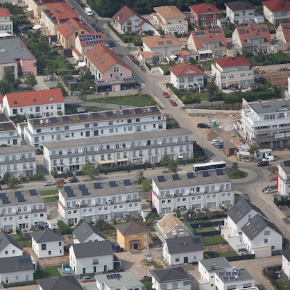 Blick auf Einfamilien- und Reihenhäuser in Köln von oben.