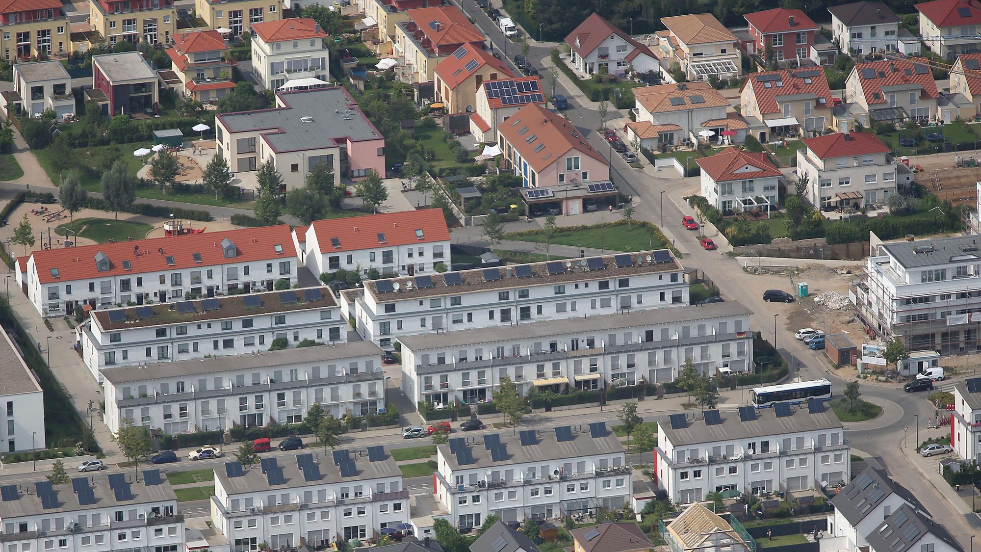 Blick auf Einfamilien- und Reihenhäuser in Köln.