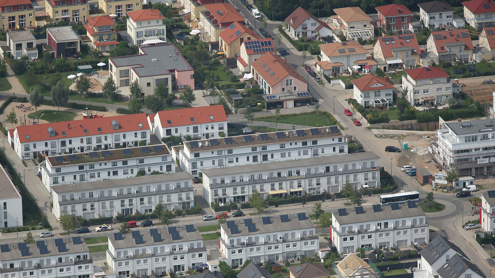 Blick auf Einfamilien- und Reihenhäuser in Köln.