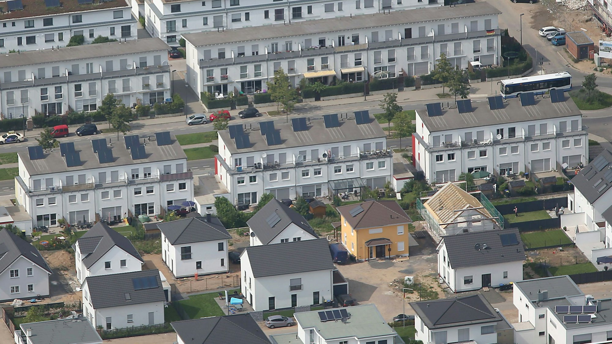 Blick auf Einfamilien- und Reihenhäuser in Köln von oben.