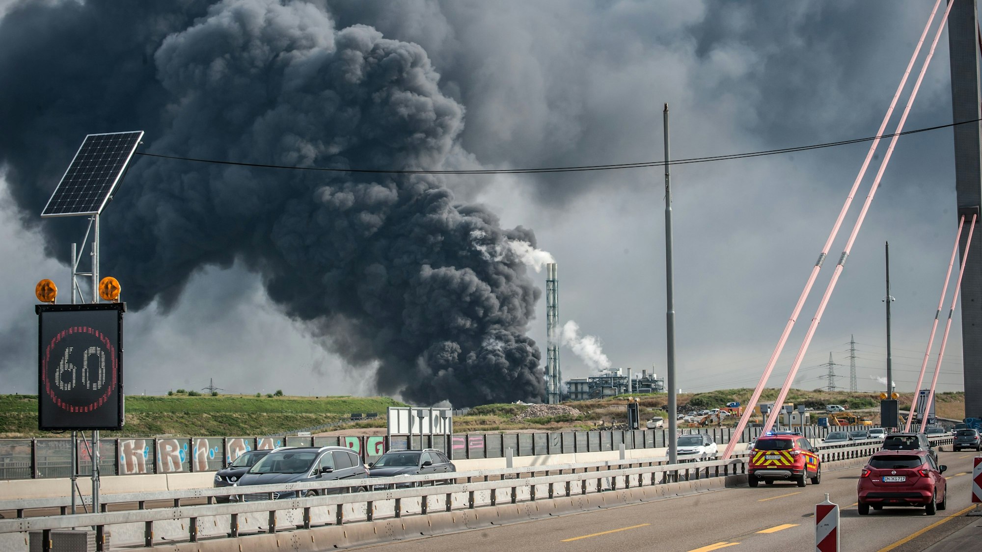 Am 27. Juli 2021 brannte die Sondermüllverbrennung in Leverkusen. Jetzt ermittelt eine Dortmunder Spezial-Staatsanwaltschaft, die den Fall von der Kölner übernommen hat.