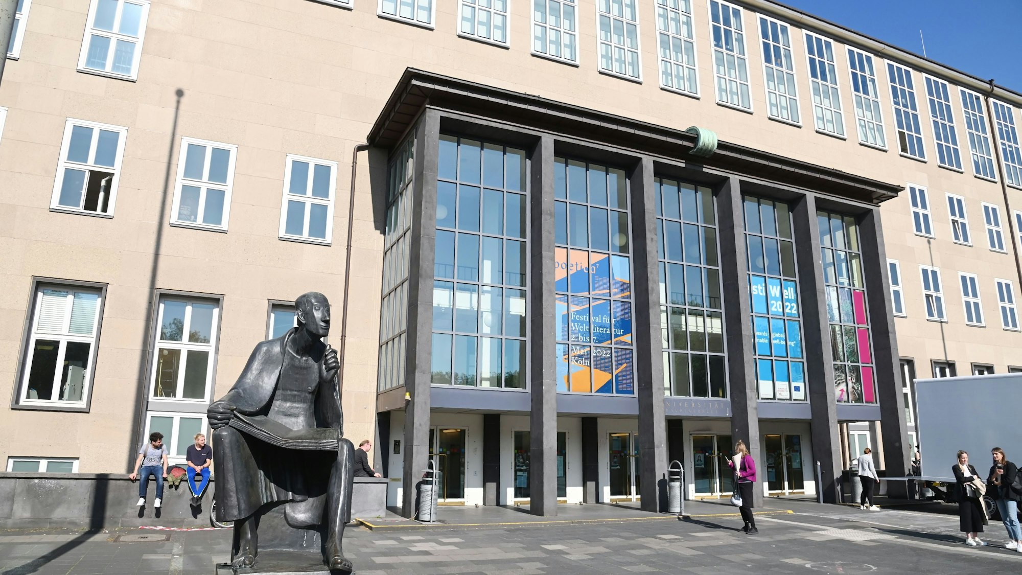 Außenaufnahme der Hauptgebäudes der Universität Köln.