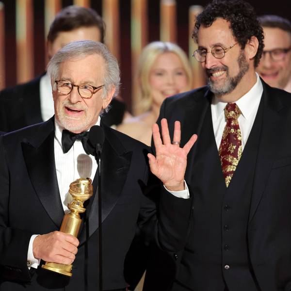 Dieses von NBC veröffentlichte Bild zeigt Steven Spielberg, der den Preis für den besten Film - Drama für "The Fabelmans" entgegennimmt, während Kristie Macosko Krieger und Tony Kushner bei der Verleihung der 80. Golden Globe Awards im Beverly Hilton Hotel zuschauen.