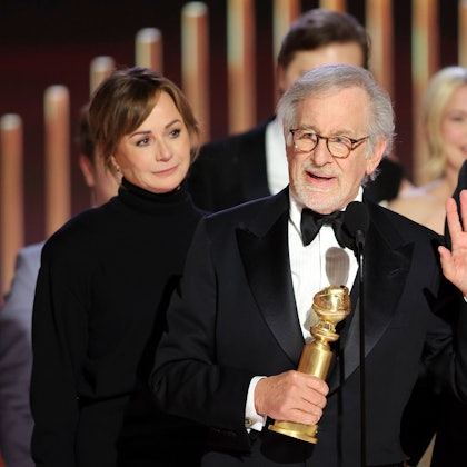 Dieses von NBC veröffentlichte Bild zeigt Steven Spielberg, der den Preis für den besten Film - Drama für "The Fabelmans" entgegennimmt, während Kristie Macosko Krieger und Tony Kushner bei der Verleihung der 80. Golden Globe Awards im Beverly Hilton Hotel zuschauen.