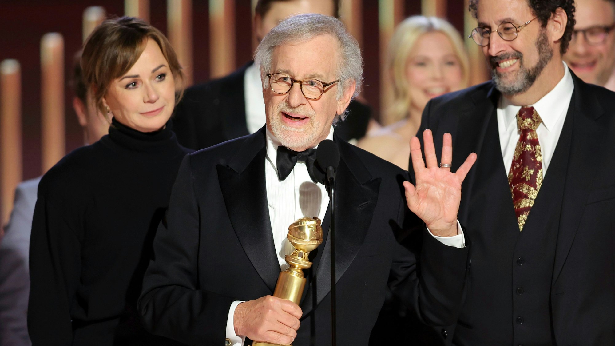 Dieses von NBC veröffentlichte Bild zeigt Steven Spielberg, der den Preis für den besten Film - Drama für "The Fabelmans" entgegennimmt, während Kristie Macosko Krieger und Tony Kushner bei der Verleihung der 80. Golden Globe Awards im Beverly Hilton Hotel zuschauen.