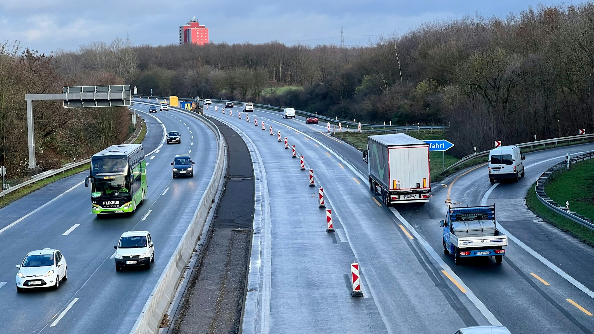 Die A59 in Höhe der Anschlussstelle Rheindorf, Blick in Fahrtrichtung Düsseldorf.