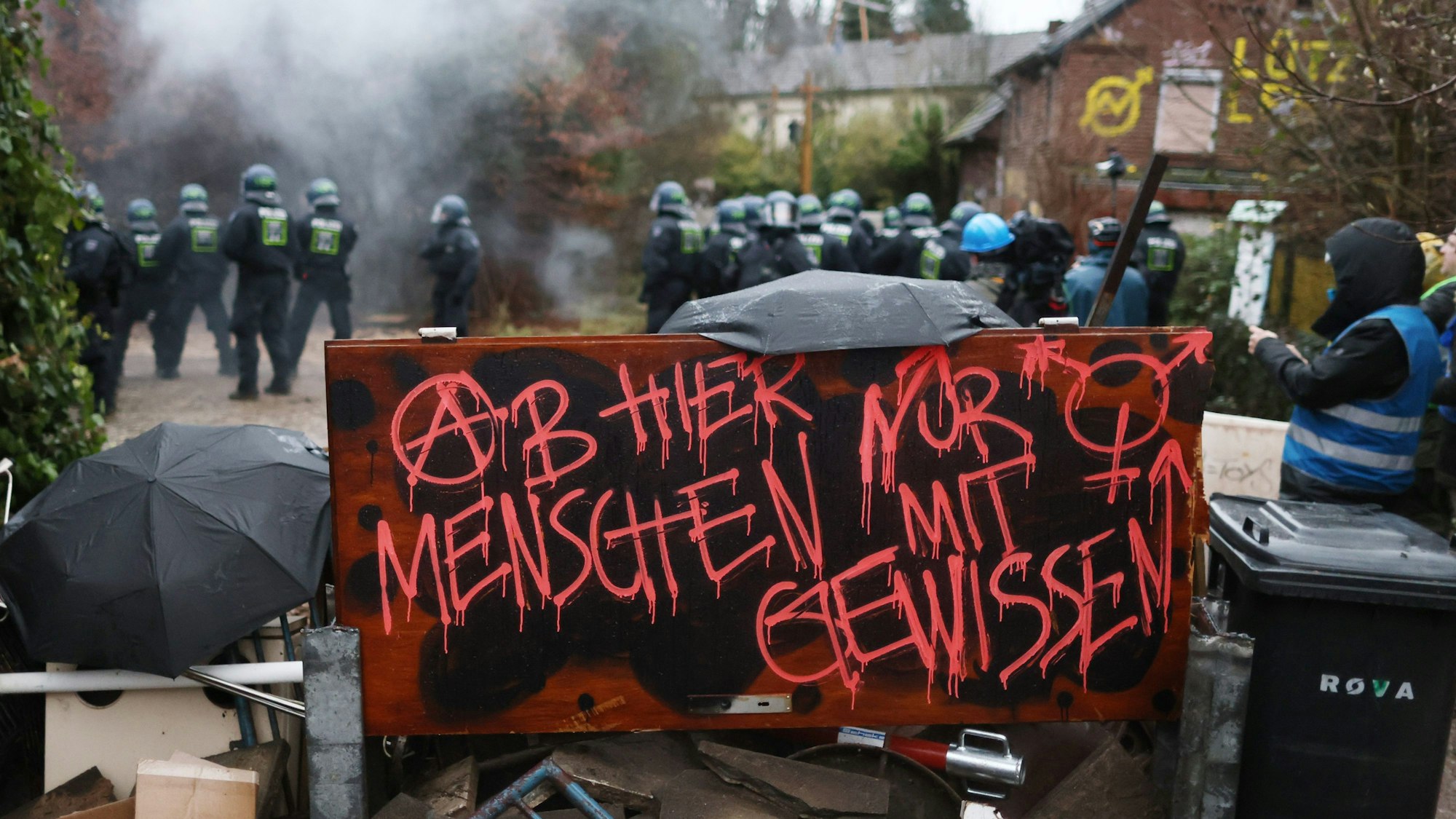 11.01.2023, Nordrhein-Westfalen, Erkelenz: Polizisten rücken in den von Klimaaktivisten besetzten Braunkohleort Lützerath vor. Der Energiekonzern RWE will die unter Lützerath liegende Kohle abbaggern - dafür soll der Weiler auf dem Gebiet der Stadt Erkelenz am Braunkohletagebau Garzweiler II abgerissen werden. Foto: Rolf Vennenbernd/dpa +++ dpa-Bildfunk +++