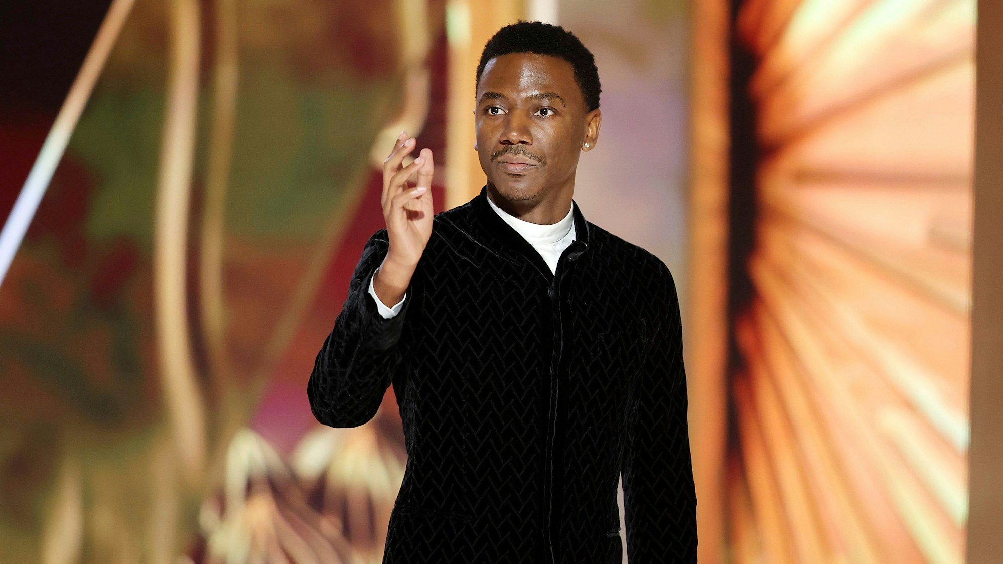 Dieses von NBC veröffentlichte Bild zeigt Moderator Jerrod Carmichael während seines Monologs bei der Verleihung der 80. Golden Globe Awards im Beverly Hilton Hotel.