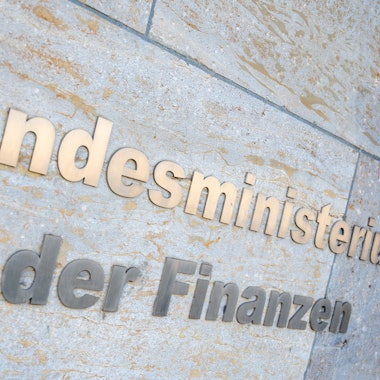 Der Schriftzug „Bundesministerium der Finanzen“ ist außen am Gebäude des Bundesfinanzministerium zu lesen.
