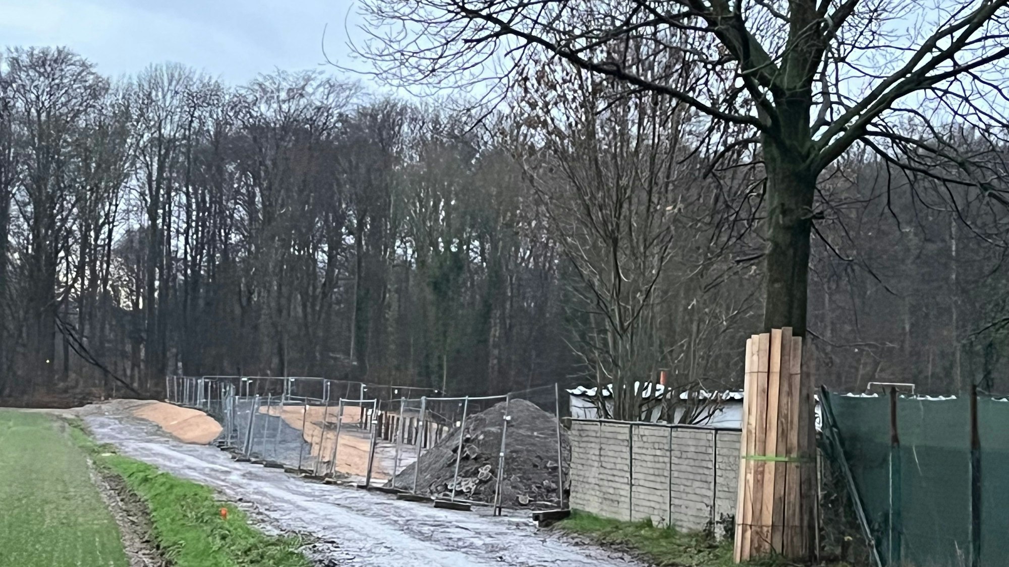 Blick auf eine Deichbaustelle mit Bauzäunen.