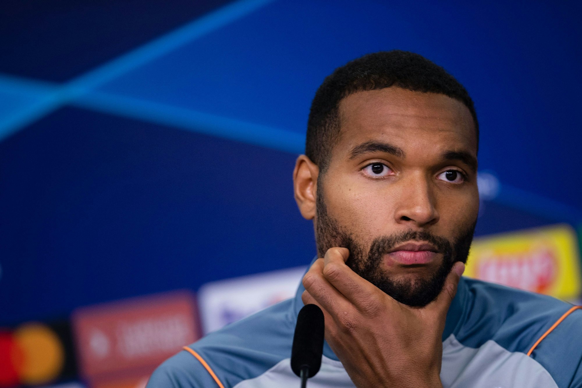 11.10.2022, Nordrhein-Westfalen, Leverkusen: Leverkusens Jonathan Tah nimmt an einer Pressekonferenz teil. Bayer Leverkusen trifft in der Gruppenphase der UEFA Champions League auf den FC Porto. Foto: Marius Becker/dpa +++ dpa-Bildfunk +++