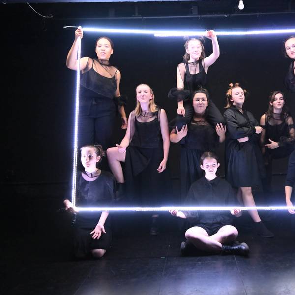 Mitgelider des Jungen Ensemble des Theas-Theaters bei der Produktion „Lichterfangen“, ganz in Schwarz mit Lichtröhren zu einem Quadrat geformt.