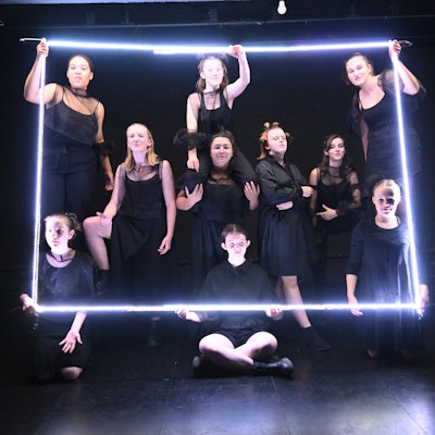 Mitgelider des Jungen Ensemble des Theas-Theaters bei der Produktion „Lichterfangen“, ganz in Schwarz mit Lichtröhren zu einem Quadrat geformt.