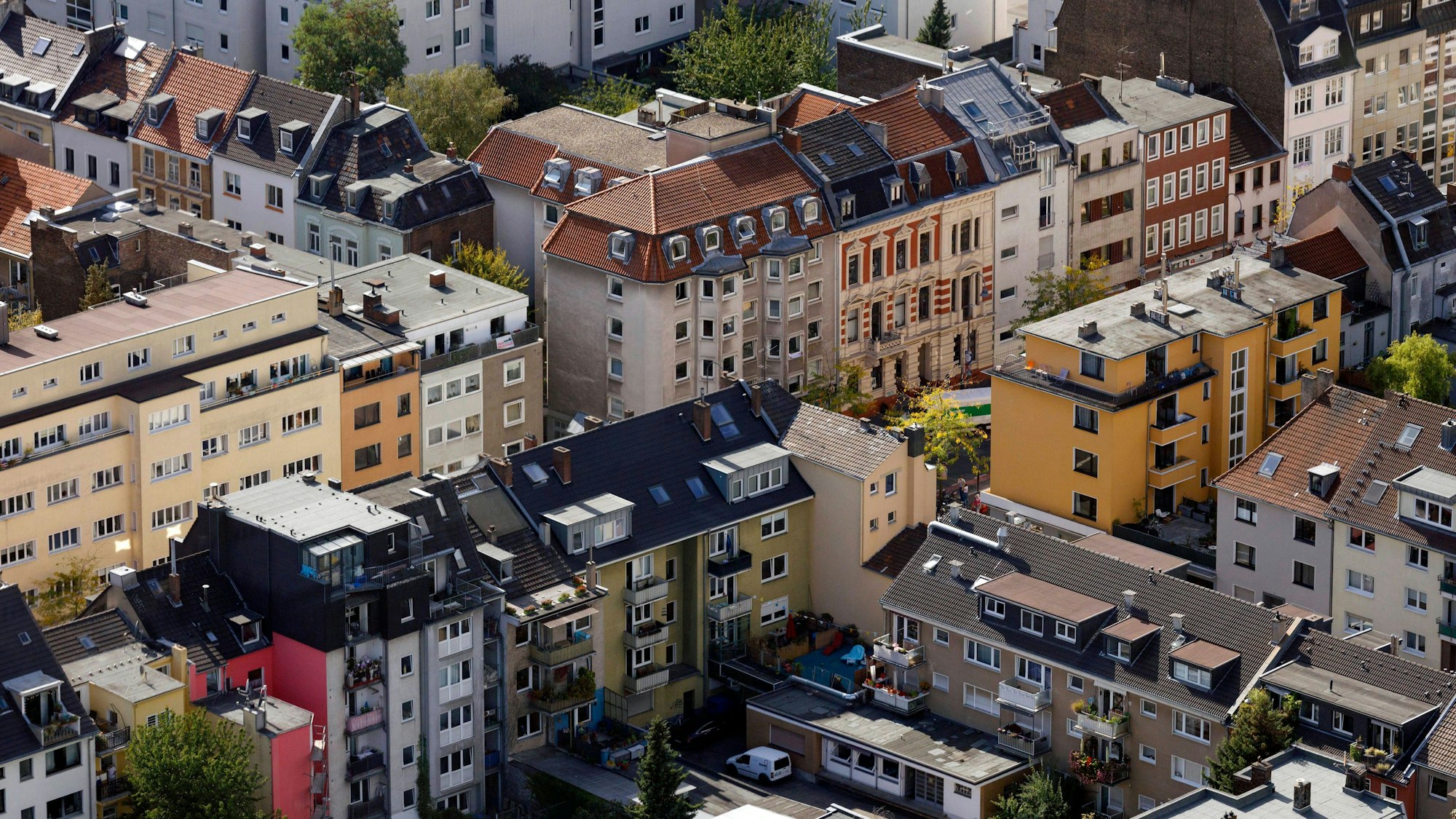 Häuser in Köln Ehrenfeld gesehen vom Colonius aus.