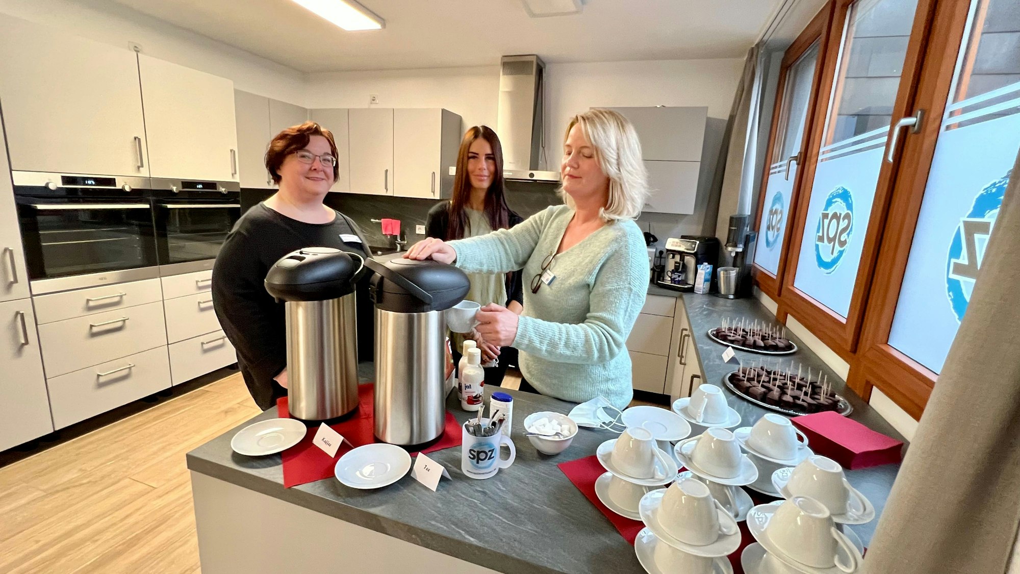 Kaffeeausschank in der erneuerten Küche im Wohnhaus des Sozialpsychiatrischen Zentrums Leverkusen (SPZ) an der Günther-Weisenborn-Straße in Opladen mit (v.l.) Wohnheim-Leiterin Miriam König-Naji, Kim Henker und Stefanie Holz-Stein